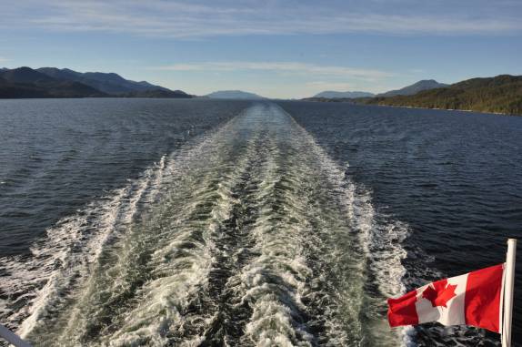 Céu azul na Inside Passage entre Prince Rupert e Port Hardy, na Vancouver Island, sul da British Columbia, no Canadá